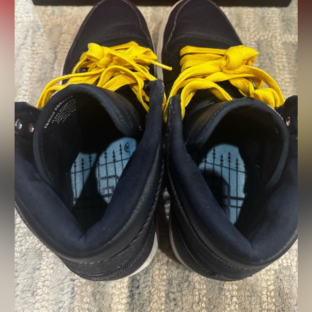 Air Jordan 1 Retro High Sneakers - Picture 6 of 7